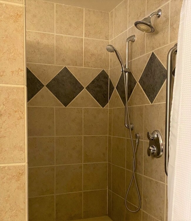 Building Photo - 2 bed 1 bath Duplex in South Hamilton with Large Shop