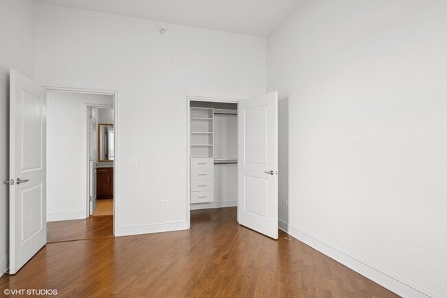 Building Photo - 850 N Lake Shore Dr