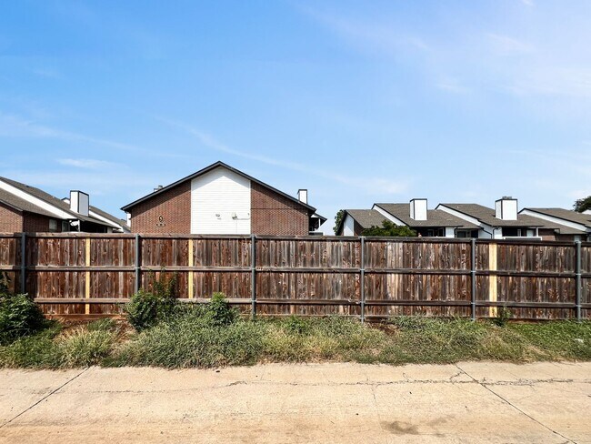 Building Photo - Charming 3-Bed, 2-Bath Home in Lewisville with Open Floor Plan & Fireplace