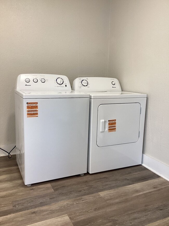 Building Photo - Gorgeous Newly Renovated 1 Bedroom Pets We...