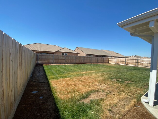 Building Photo - 3 BR 2 BA Available Now