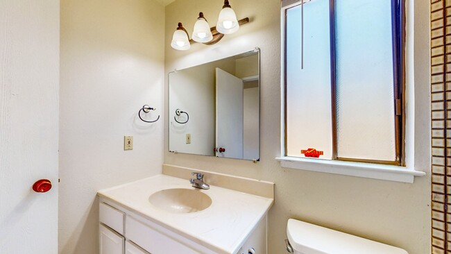 Building Photo - Bright and Beautiful 2 Bedroom 2 Full Bath...