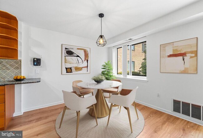 Building Photo - 1640 Oakwood Dr