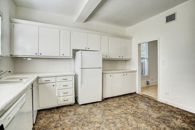 Building Photo - 1127 Yale St