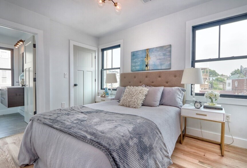 Building Photo - 74 Brooks St