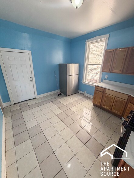 Building Photo - 1426 S Avers Ave