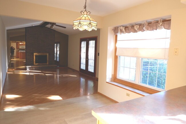 Building Photo - 10S241 Wallace Dr