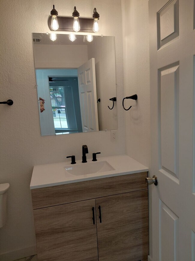 Building Photo - 3/2/2 Newly remodeled home with new appliances, flooring and much more!
