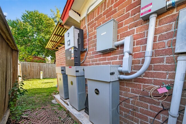 Building Photo - 10423 Permian Dr