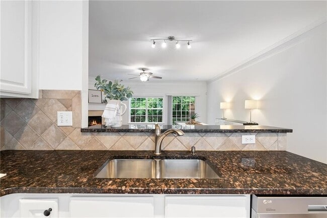 Building Photo - 651 Coligny Ct