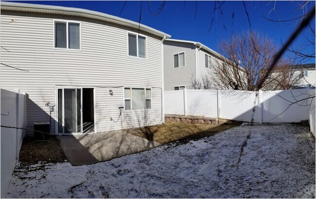 Back Yard (Pet Friendly) - 717 W 3rd St