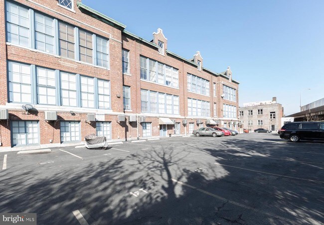 Building Photo - 1050 E Montgomery Ave