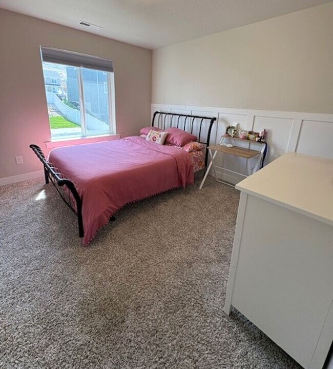 Building Photo - 4 Bedroom / 3 Bath Home in Eagle Mountain!