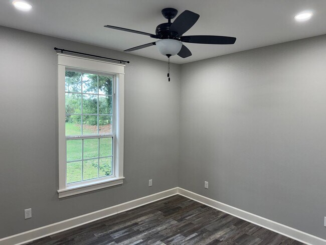 Building Photo - 323 Eastdale Ln