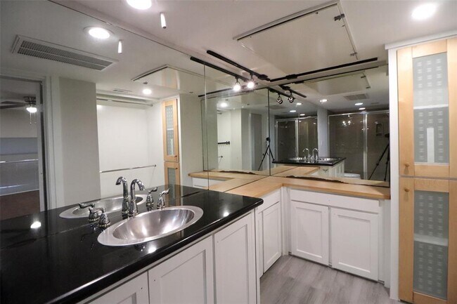 Building Photo - 5929 Queensloch Dr