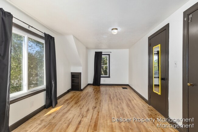 Building Photo - 2945 Roosevelt Rd