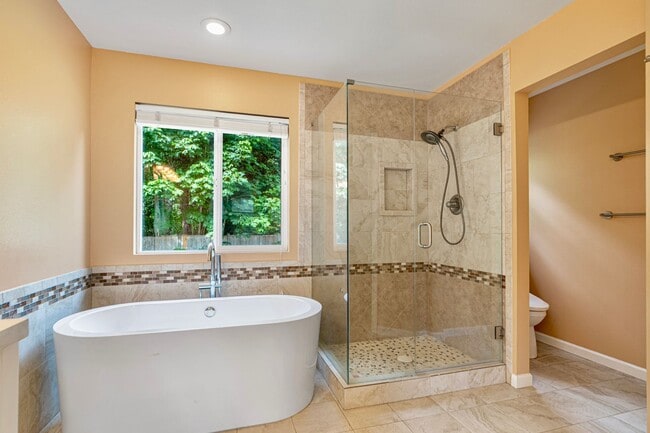 Building Photo - Timeless NW Craftsman in Sammamish | 4BR +...