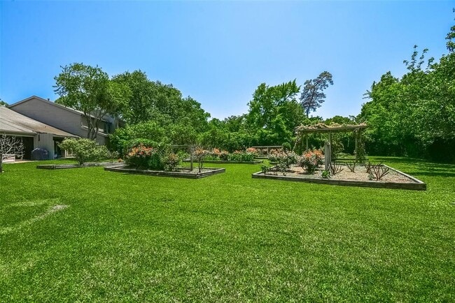 Building Photo - 9400 Doliver Dr