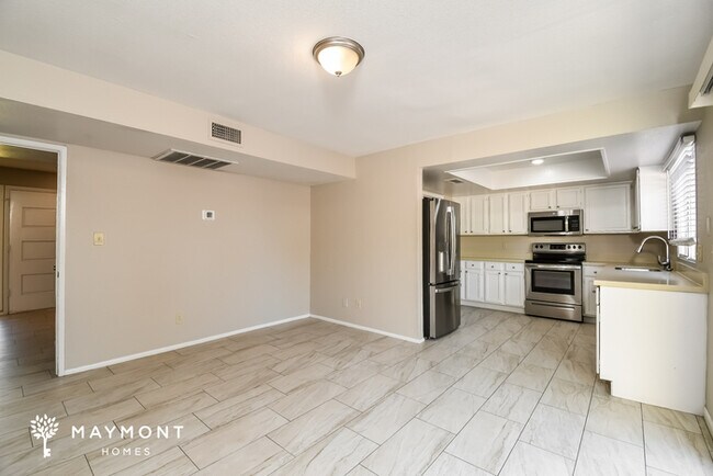 Building Photo - 2108 E Villa Ct
