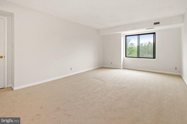 Building Photo - 3800 Powell Ln