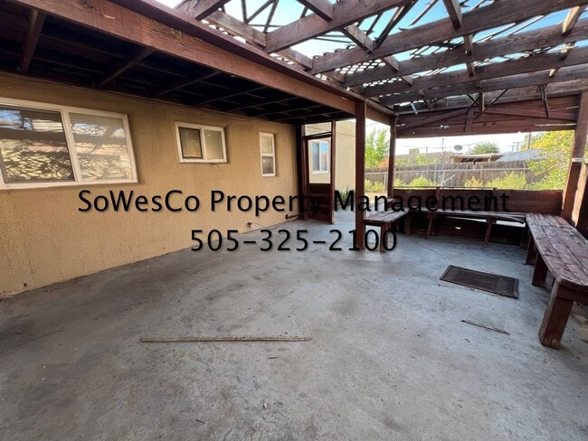 Building Photo - 3 Bedroom 2 Bath, 1 Car Garage and new flooring!