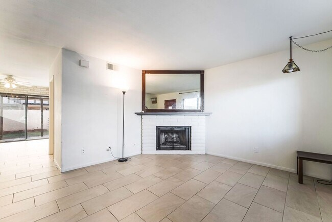 Building Photo - Immaculate two story townhome style condo ...