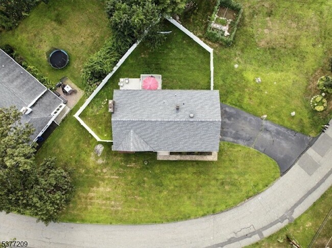 Building Photo - 31 Crescent Dr