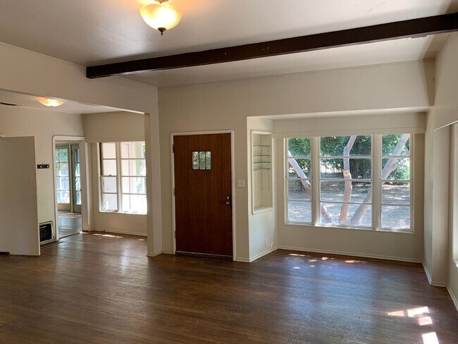 Building Photo - 3 Bedroom plus bonus room! Close to Enloe, CSUC and Downtown