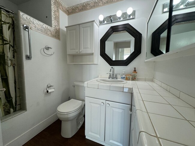 Building Photo - Seaside Towers fully furnished one bedroom...