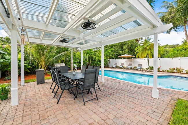 Building Photo - 1300 SW 17th St