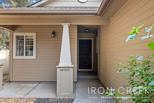 Building Photo - Quiet Abode in Prime Location with Easy Ac...