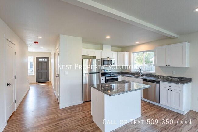 Building Photo - 1070 S Grand Dr