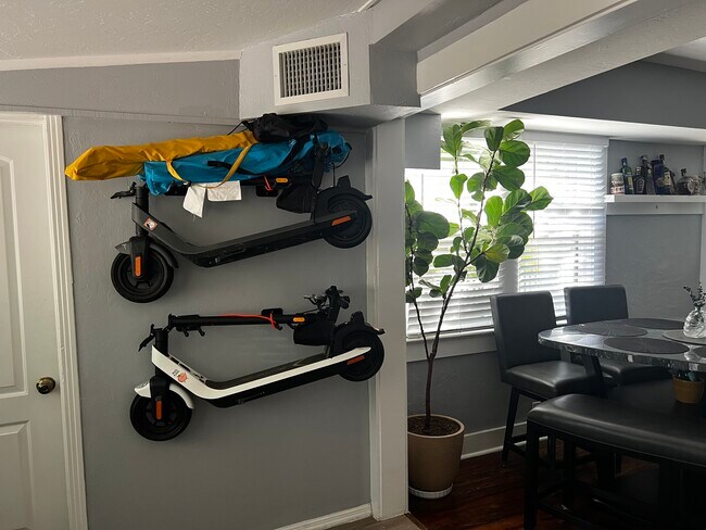 Building Photo - 1533 Hough St