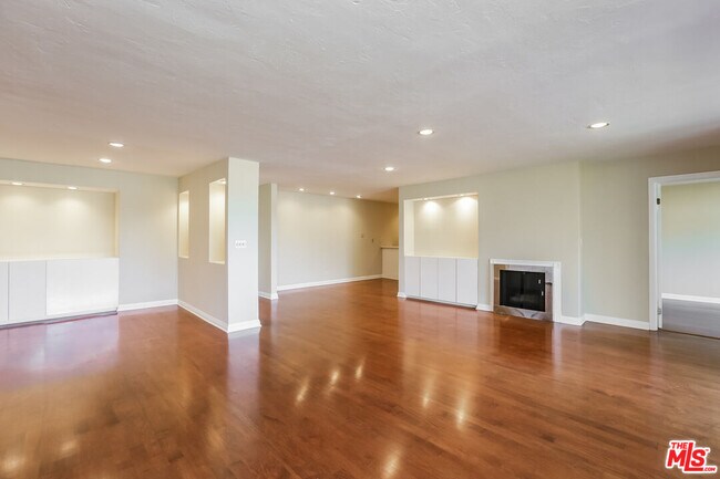 Building Photo - 723 Palisades Beach Rd