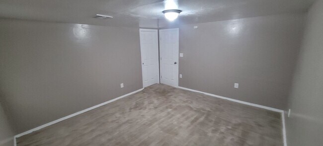 Building Photo - Cute 5 bedroom House