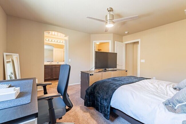 Building Photo - Spacious 3-Bed, 3-Bath Tucson Condo w/ Gar...
