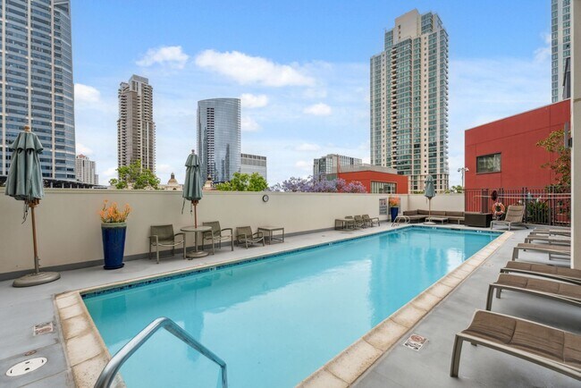 Building Photo - Modern 2-Bedroom Condo with Premium Amenities in Downtown San Diego