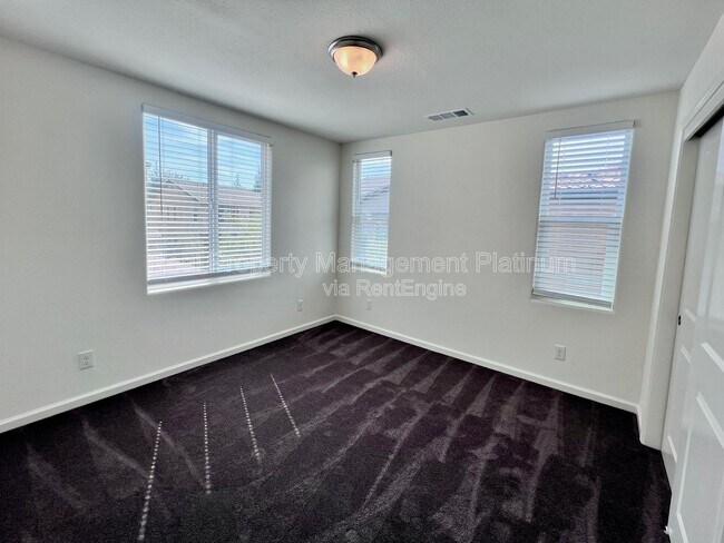 Building Photo - 2560 Daisy Dr