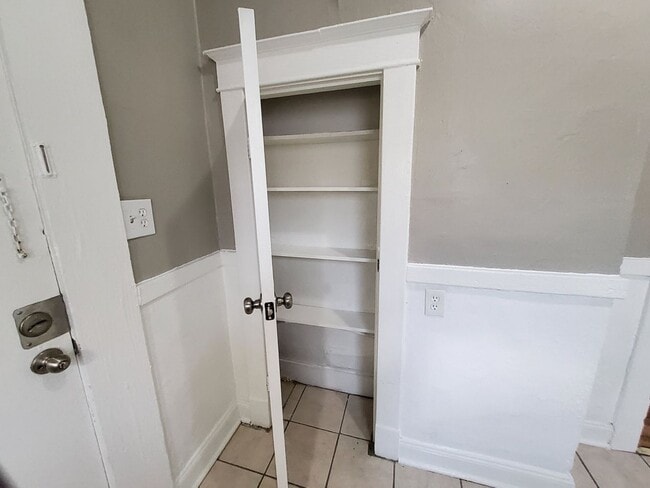 Building Photo - 925 S Cox St