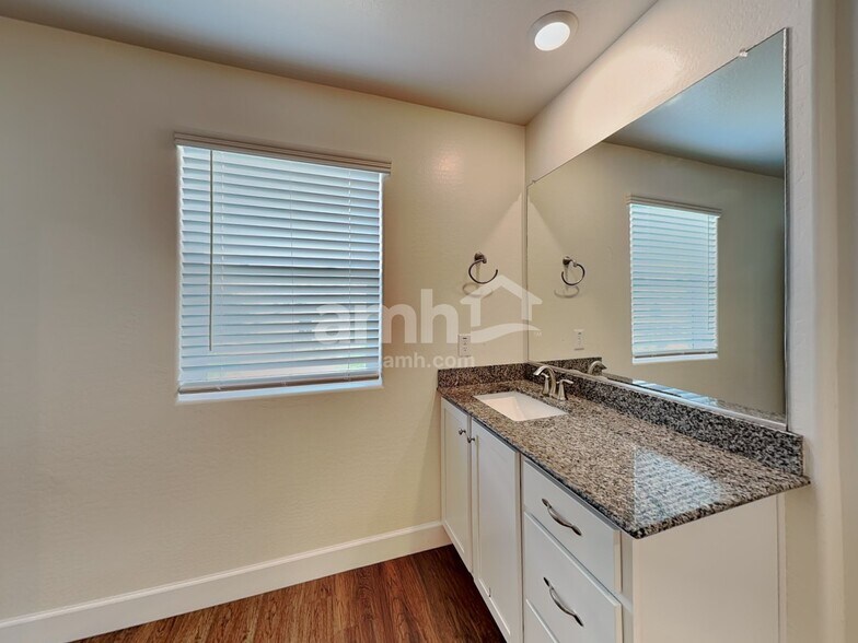 Building Photo - 12526 N 60th Ave