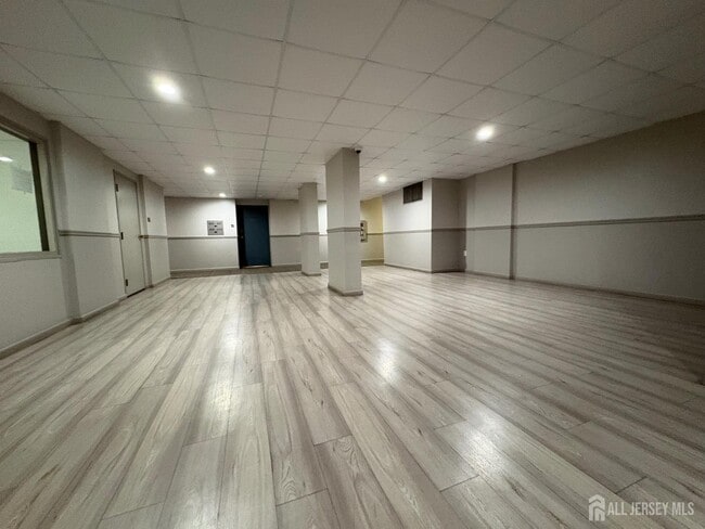 Building Photo - 10 N Wood Ave