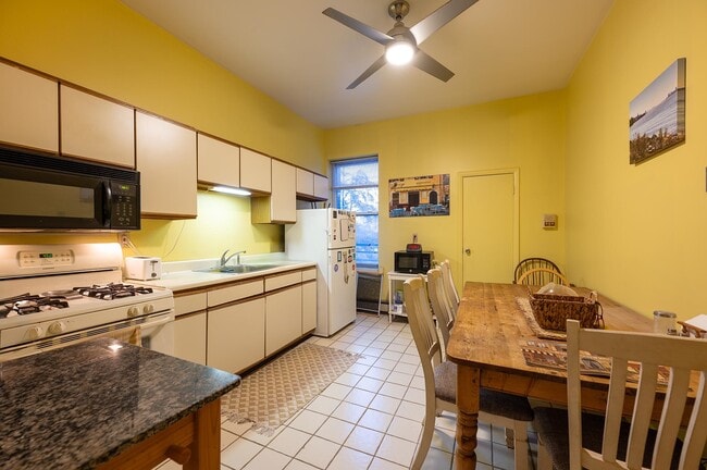 Building Photo - 413a 1st St