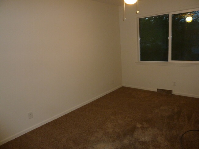 Building Photo - Olathe half duplex 3 Bedroom/2 bath/2 Livi...