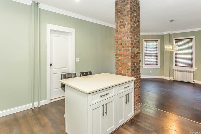 Building Photo - 10 Dosoris Way