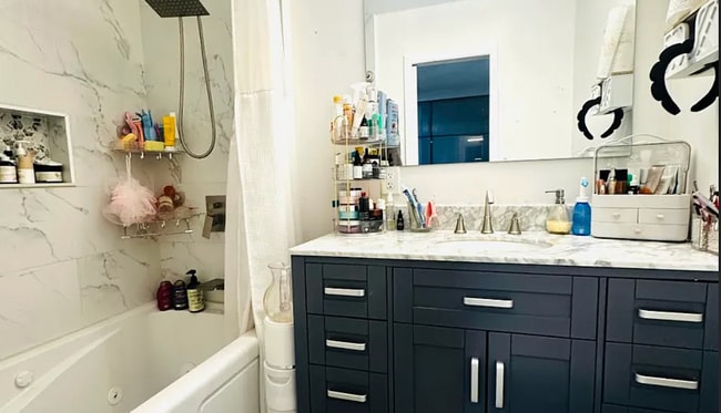 Building Photo - 1204 E Lambright St