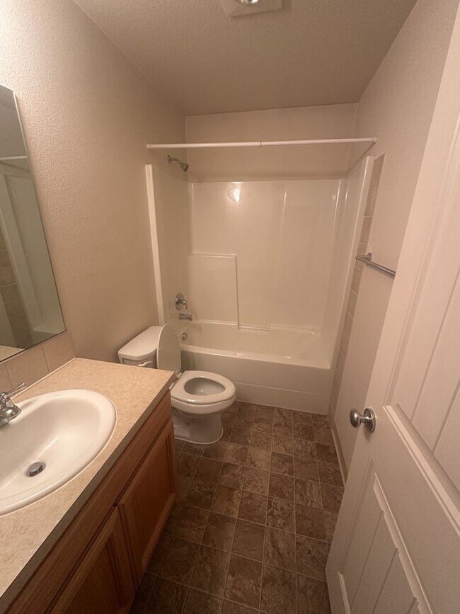 Building Photo - Three Bedroom Ranch in Orchards!