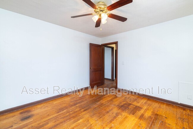 Building Photo - 5501 Lake Shore Dr