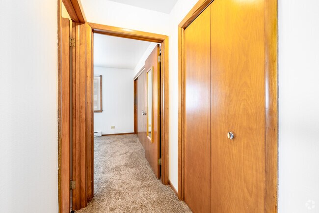 1BR/1BA - 808SF - Hallway - 1014 Burlington Ave