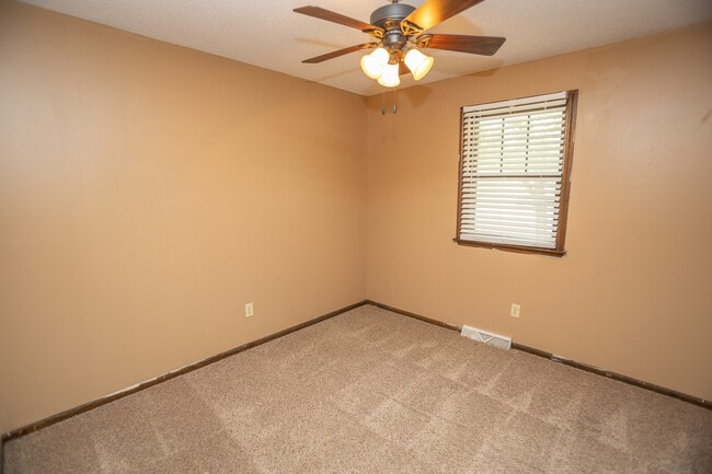 Building Photo - 131 Cresent Dr