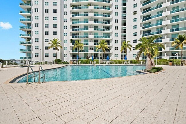 Building Photo - 7910 Harbor Island Dr